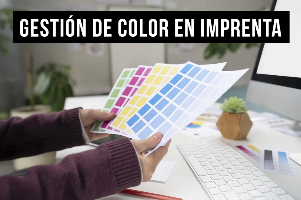 Diseñador gráfico seleccionando colores para impresión con muestras de color en mano.