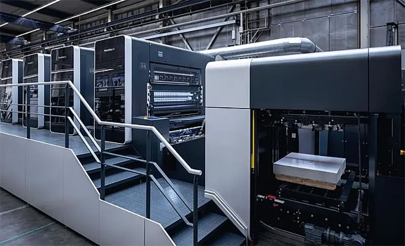Máquina de impresión offset especializada en metalgrafía, compatible con el estándar FOGRA60​